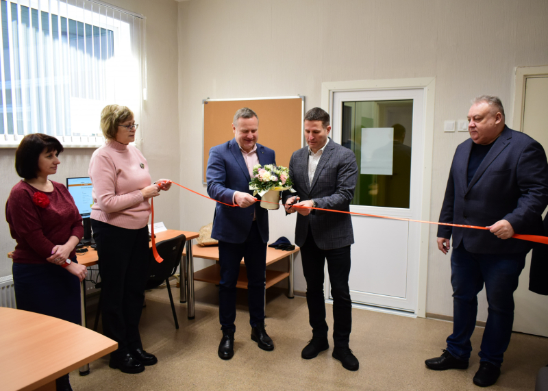 Attēlā: Svinīgā lentes pārgriešana, atklājot jauno VPVKAC Pureņu pagastā. No kreisās: Pureņu pagasta bibliotēkas vadītāja Ruta Zaiceva, Ludzas novada bibliotēkas vadītāja Elita Zirne, Ludzas novada pašvaldības izpilddirektors Sergejs Jakovļevs, Ludzas novada pašvaldības domes priekšsēdētājs Edgars Mekšs un domes priekšsēdētāja vietnieks Modris Karpovs. (Foto: Viorika Puļča)