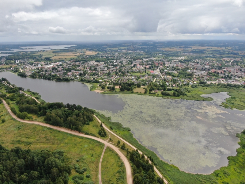 Mazā Ludzas ezera aerofoto vasarā: ezera aizauguma laukums un pilsētas panorāma fona skatā projekta "Eco-adaptive management of shallow lakes for climate resilience and biodiversity protection" ietvaros