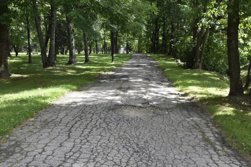 Tā izskatās parka celiņš, kas ved uz āra klasi.