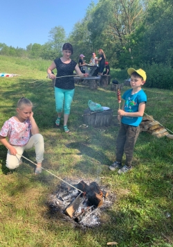 Pārgājiena dlaībnieki cep desiņas