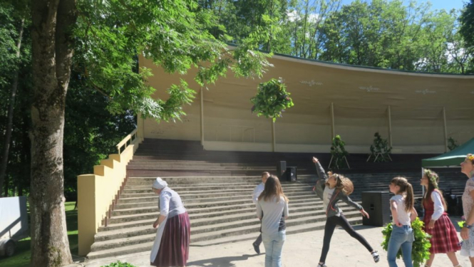 Vasaras saulgriežu pasākums Gaismas dārza kultūras programmā