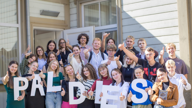 Daļa no 2024./2025. studiju gada stipendiātiem līgumu parakstīšanas dienā