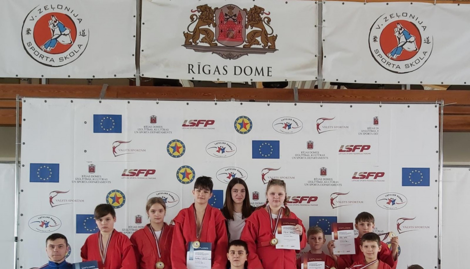 Jaunieši ar diplomiem