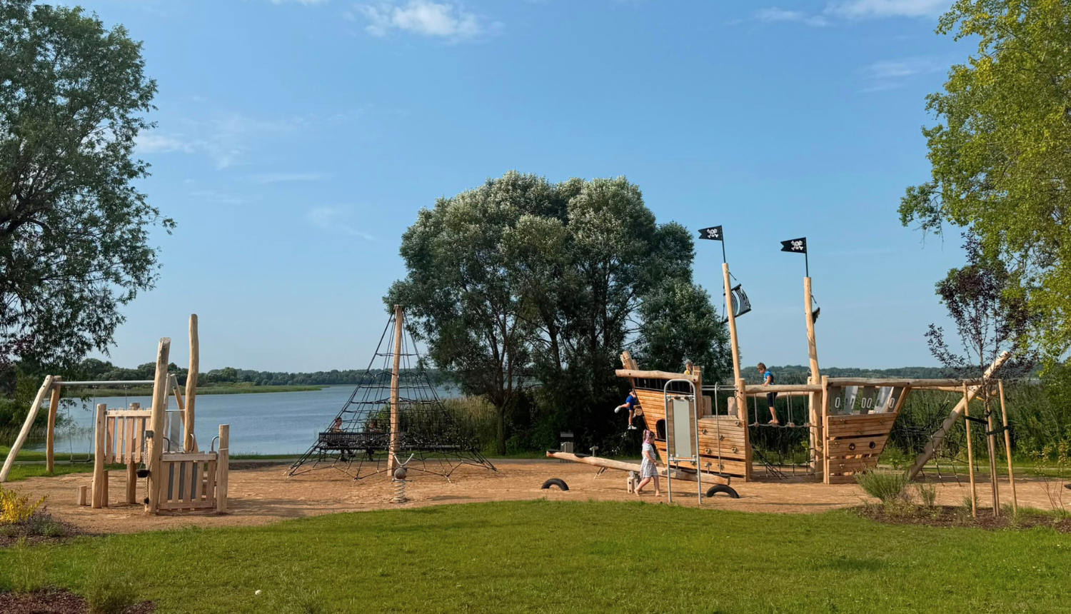 Bērnu rotaļu laukuma izbūve Lielā Ezerkrasta ielā Ludzā