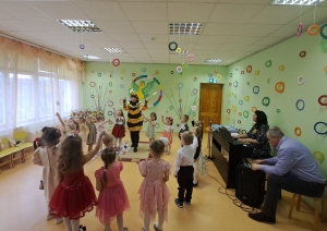 Mazo dziedātāju festivāla dalībnieku rotaļa