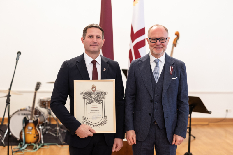 Ludzas novada pašvaldības domes priekšsēdētājs Edgars Mekšs saņem Aizsardzības ministrijas Goda rakstu