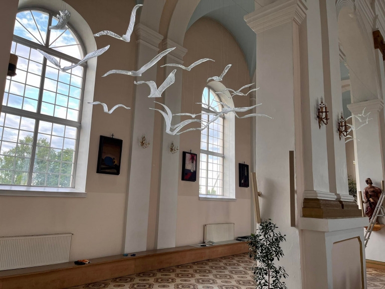 Attēlā: Anda Munkevica – Lidojošie pavadoņi. (Flying attendants) 2019. Foto: Rodions Doļa.