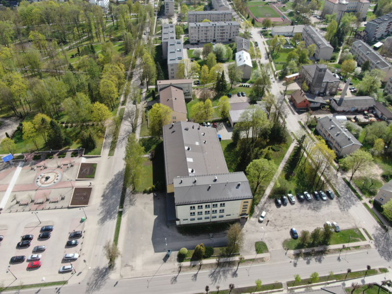 Laukums, kas atrodas pie Ludzas Kultūras nama un Ludzas novada bibliotēkas