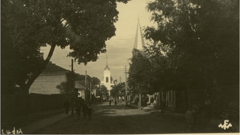 Foto: Attēla labajā pusē redzams Ludzas luterāņu baznīcas tornis. Foto no autores privātā arhīva.