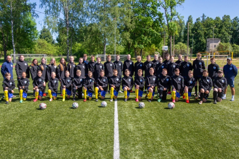 Attēlā: Kopbilde U-15, U-13 jaunieši un WU-16 meiteņu komanda