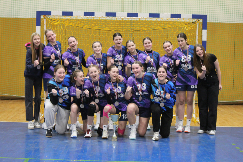 Foto: Ludzas novada Sporta skolas U-17 meiteņu komanda un izcīnītās sudraba medaļas. Fotogrāfe: Patrīcija Cibuļska