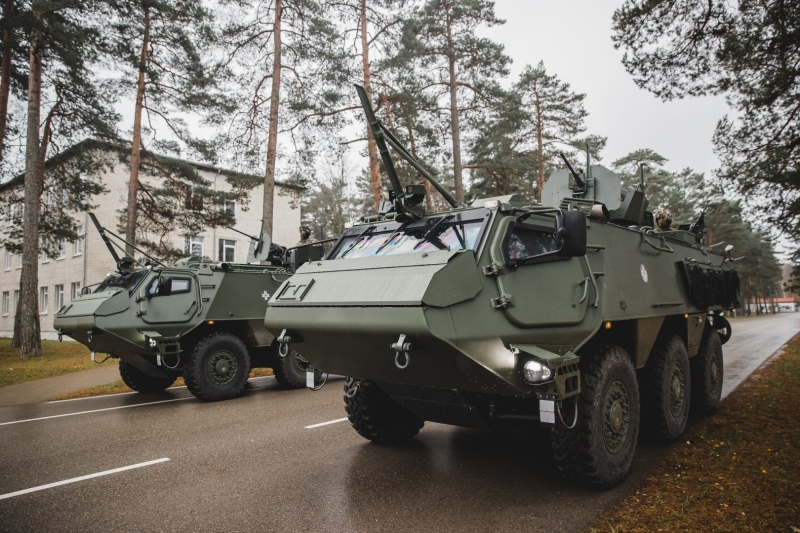 Attēlā: Militārās tehnikas maršs. Foto: Gatis Indrēvics, Aizsardzības ministrija.