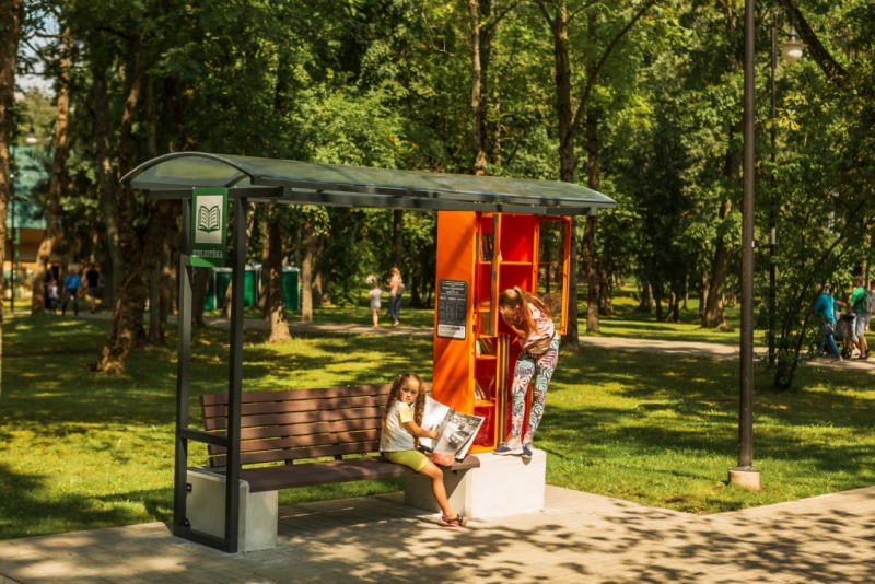 Rotaļu laukums pie Ludzas pilsētas vidusskolas, Ludzas 2. vidusskolas  Jauka un interesanta atpūtas vieta tapa arī Ludzas pilsētas parkā –  pārrobežu programmas projekta “NATTOUR” ietvaros pagājušajā gadā tika uzstādīta āra bibliotēka, kur katrs interesents var gan ievietot, gan paņemt grāmatas lasīšanai.