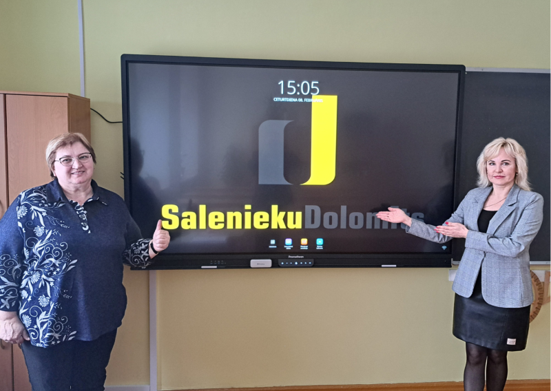 Interaktīvo ekrānu nodošanas brīdī. No kreisās: Kārsavas vidusskolas matemātikas skolotāja Ludmila Urtāne un SIA “Salenieku dolomīts”pārstāve Vineta Poikāne