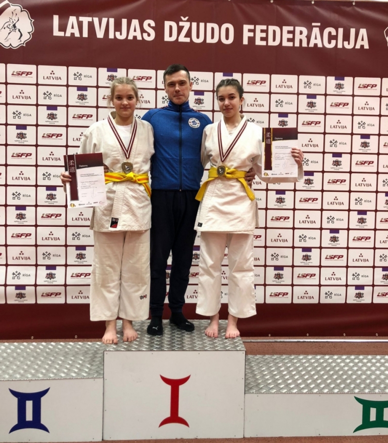 Fotogrāfijā: džudistes Raita Pickule un Ksenija Čerkovska, vidū treneris Vjačeslavs Puļčs.
