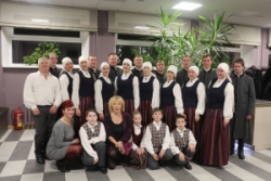 Vidējās paaudzes deju kolektīvs (E2 grupa) “Salnava” vadītājs Jānis Kirsanovs