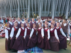 Vidējās paaudzes (E1 grupa) “Salnaviņa” vadītāji Solvita Dzērkale un Jānis Ļubka