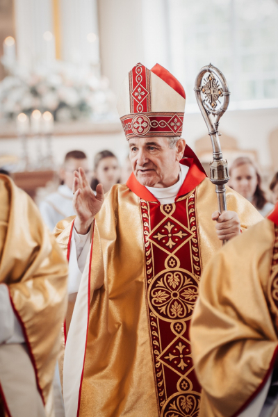 Foto: Ludzas Jaunavas Marijas debesīs uzņemšanas Romas katoļu baznīca. Apbalvojuma "Ludzas novada Goda pilsonis" saņēmējs Romas katoļu Rīgas metropolijas Rēzeknes-Aglonas diecēzes bīskaps Jānis Bulis