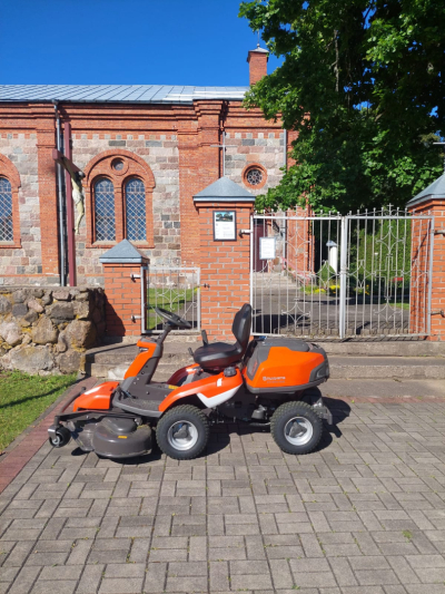 Raipoles Svētā Jāņa Kristītāja Romas katoļu draudze LEADER projekta ietvaros iegādājas raideri baznīcas teritorijas kopšanai un uzturēšanai