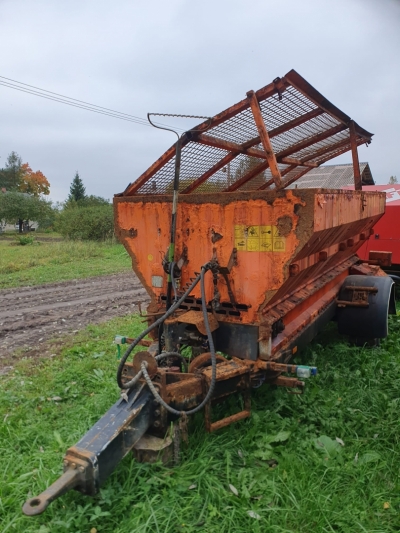 Traktora piekabe (smilšu kaisītājs) PRONAR T131