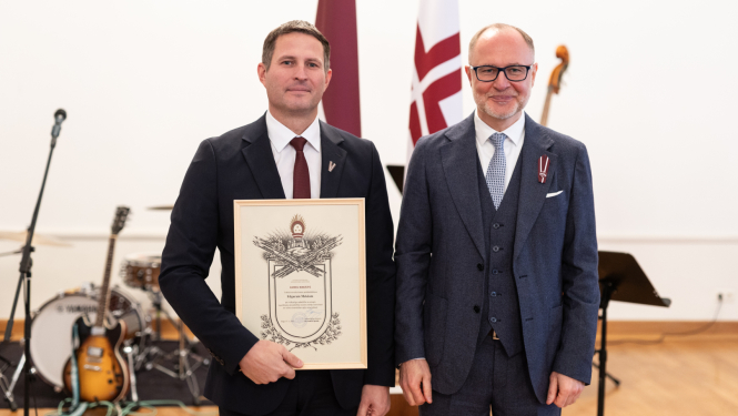 Ludzas novada pašvaldības domes priekšsēdētājs Edgars Mekšs saņem Aizsardzības ministrijas Goda rakstu