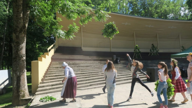 Vasaras saulgriežu pasākums Gaismas dārza kultūras programmā