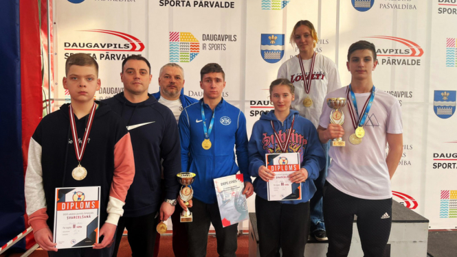 Jaunie censoņi veiksmīgi startē svarcelšanā