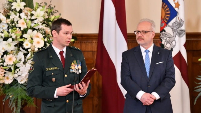 Valsts prezidents Rīgas pilī pasniedz 2021. gadā piešķirtos augstākos Latvijas valsts apbalvojumus 63 izcilām personībām