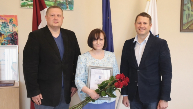Pasniedz Ludzas novada pašvaldības Pateicības rakstu