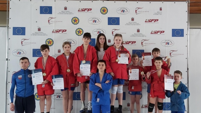 Jaunieši ar diplomiem