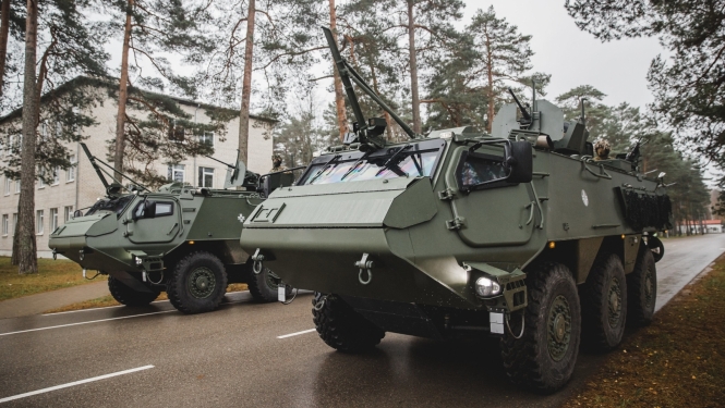Attēlā: Militārās tehnikas maršs. Foto: Gatis Indrēvics, Aizsardzības ministrija.