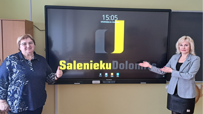 Interaktīvo ekrānu nodošanas brīdī. No kreisās: Kārsavas vidusskolas matemātikas skolotāja Ludmila Urtāne un SIA “Salenieku dolomīts”pārstāve Vineta Poikāne