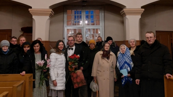 Pušmucovas draudze ar pr. A.Justu pēc ērģeļmūzikas koncerta 2022.gadā