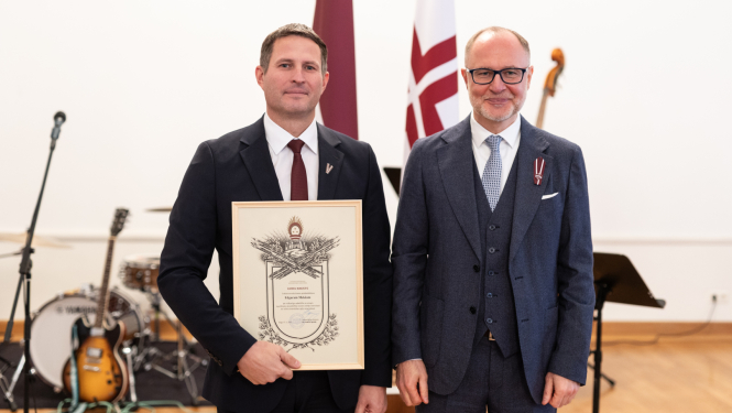 Ludzas novada pašvaldības domes priekšsēdētājs Edgars Mekšs saņem Aizsardzības ministrijas Goda rakstu