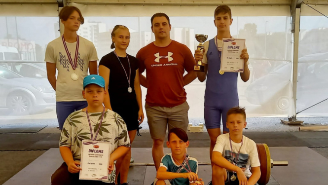 Attēlā: No kreisās, Roberts Žulins, Ksenija Lipste, treneris Deniss Žulins, Daniels Rudovičs, Raivis Grišāns, Kristiāns Kozlovskis un Daniils Lipste.