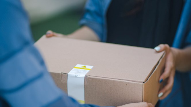 Ukrainas bēgļi sūtījumus no mājām ar personīgajām mantām no 2022.gada 12.aprīļa var saņemt vienkāršotā veidā