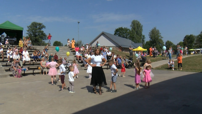 Kārsavā nosvinēti bērnības svētki un godināti jaundzimušie | LRTV sižets
