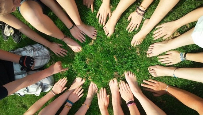 Izsludināts projektu konkurss bērnu un jauniešu vasaras nometnēm 2021. gada vasarā