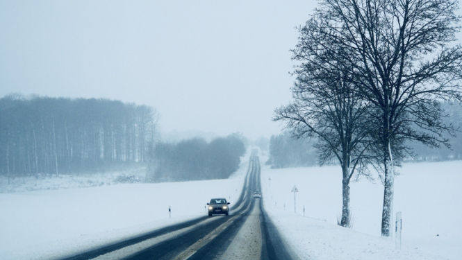 Autovadītāju ievērībai: šorīt visā valsts teritorijā autoceļi sniegoti un apledo, strādā 200 ziemas tehnikas vienības