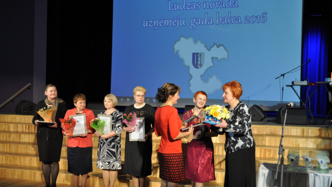 Pasniegtas balvas novada uzņēmējiem