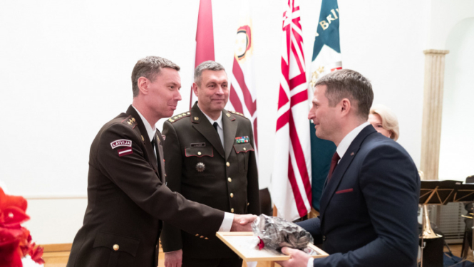 Edgars Mekšs saņem Aizsardzības ministrijas Atzinības rakstu