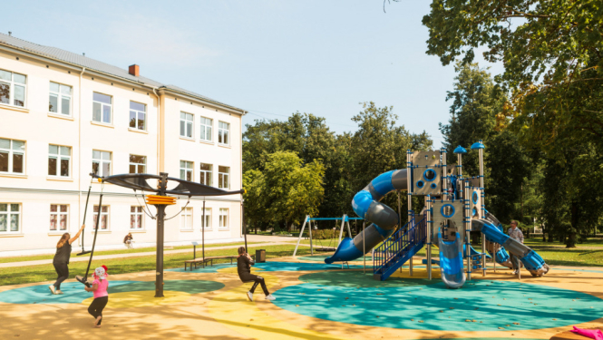 Pašvaldība aicina atbildīgi izmantot jauno rotaļu laukumu pie Ludzas pilsētas vidusskolas 2. korpusa