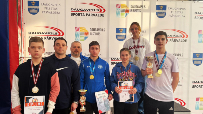 Jaunie censoņi veiksmīgi startē svarcelšanā