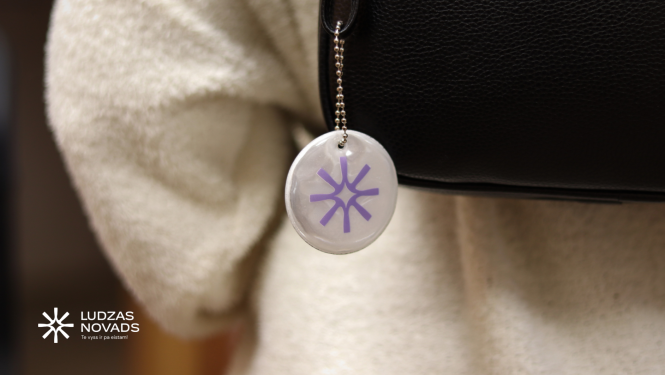 Uzrunājot iedzīvotājus, tiek dalīti atstarotāji