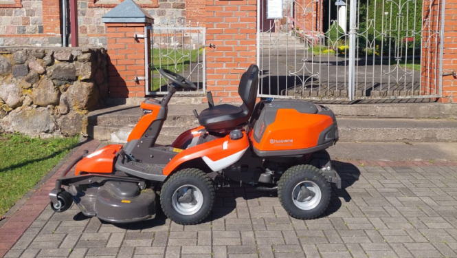 Raipoles Svētā Jāņa Kristītāja Romas katoļu draudze LEADER projekta ietvaros iegādājas raideri baznīcas teritorijas kopšanai un uzturēšanai