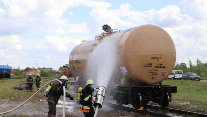 Ludzas dzelzceļa stacijā imitēta bīstamas kravas noplūde uz dzelzceļa