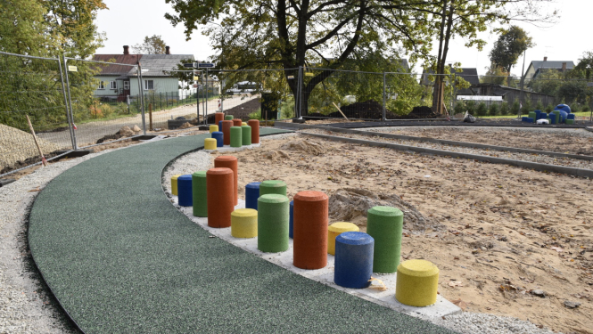 Kā stabiņi tika uzstādīti