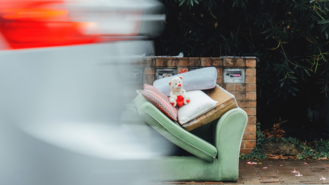 lielgabarīta atkritumi piemērs dīvāns unsplash attēls