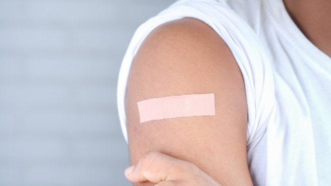 Atjaunots informatīvs materiāls par Covid-19 vakcīnu darbību un biežākajām blakusparādībām