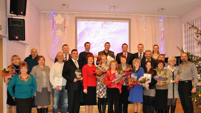 Pasniedz balvas veiksmīgākajiem uzņēmējiem